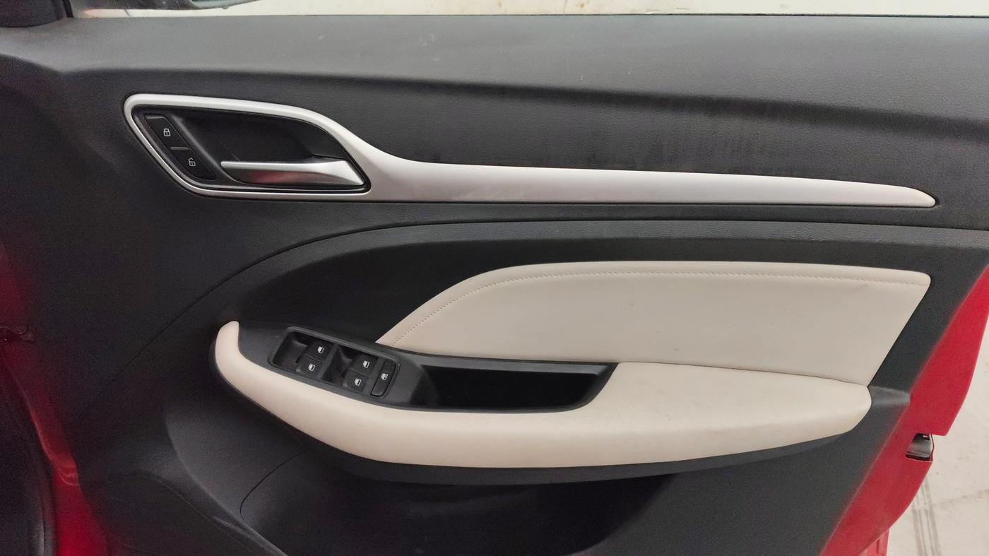 2022 MG ASTOR SHARP 1.5 MT, Petrol, Manual, 26,351 km, Driver Side Door Panels Control