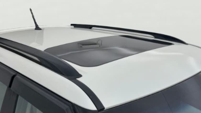2021 Mahindra XUV300 W8 (O) 1.2 PETROL AMT, Petrol, Automatic, 45,876 km, Moonroof/ Sunroof
