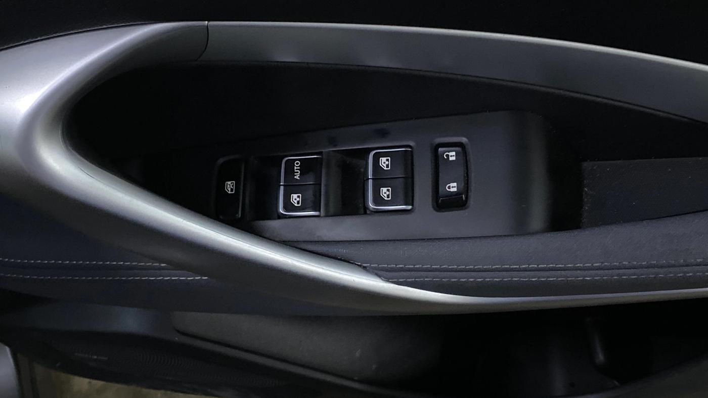 2021 MG HECTOR SUPER HYBRID 1.5 PETROL, Petrol, Manual, 49,371 km, Driver Side Door Panels Control