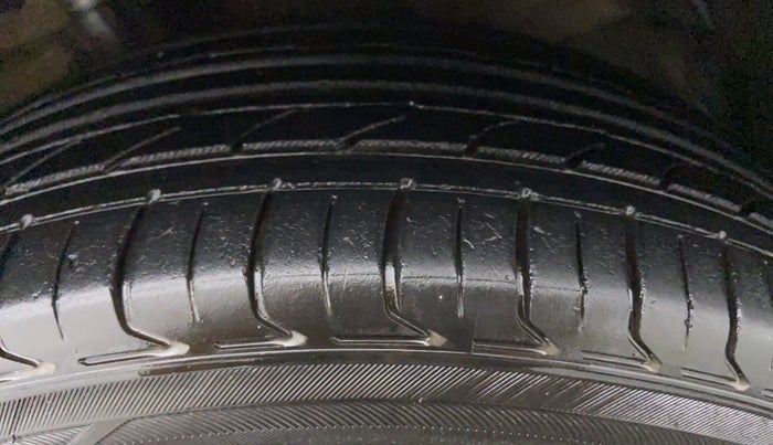 2014 Maruti Ertiga VXI CNG, CNG, Manual, 59,133 km, Left Front Tyre Tread