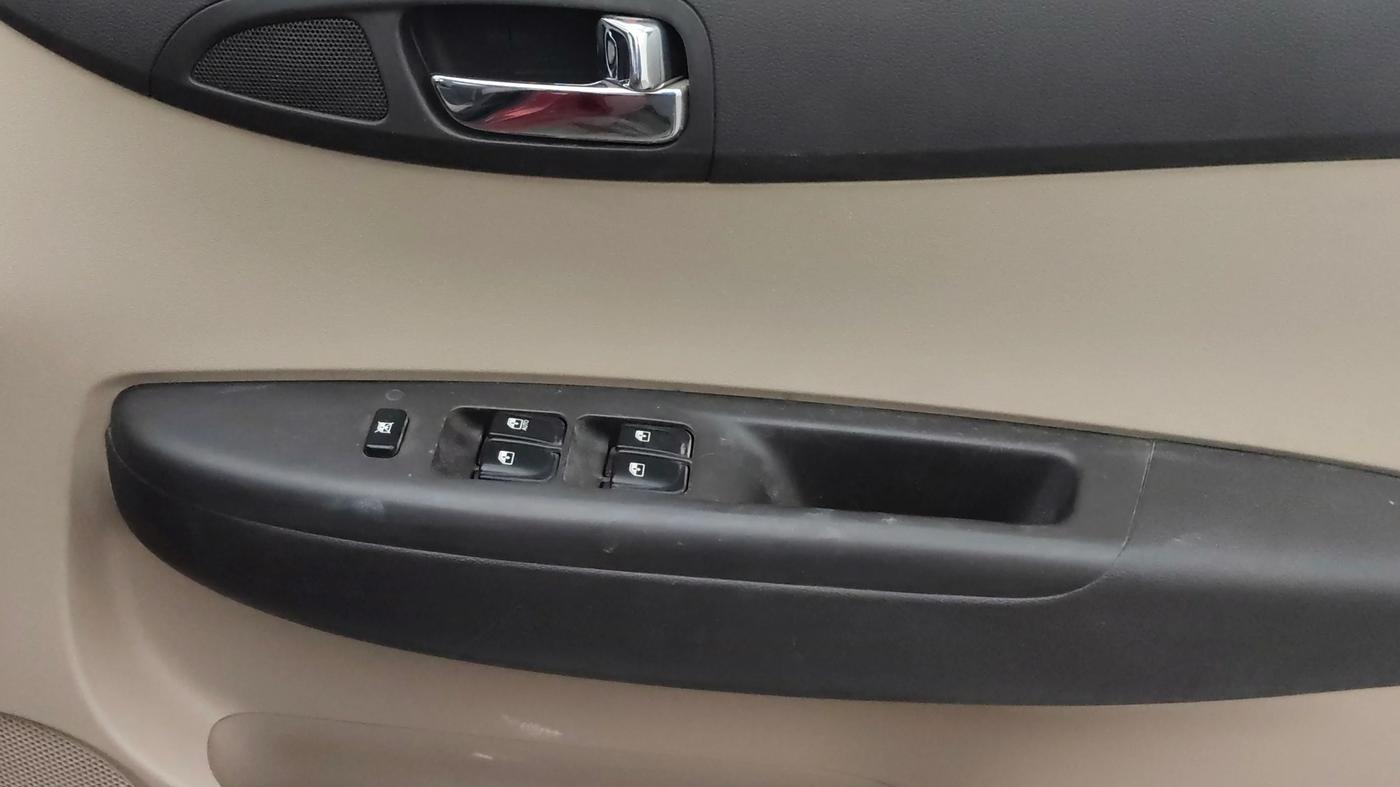 2013 Hyundai i20 MAGNA 1.2, Petrol, Manual, 32,194 km, Driver Side Door Panels Control