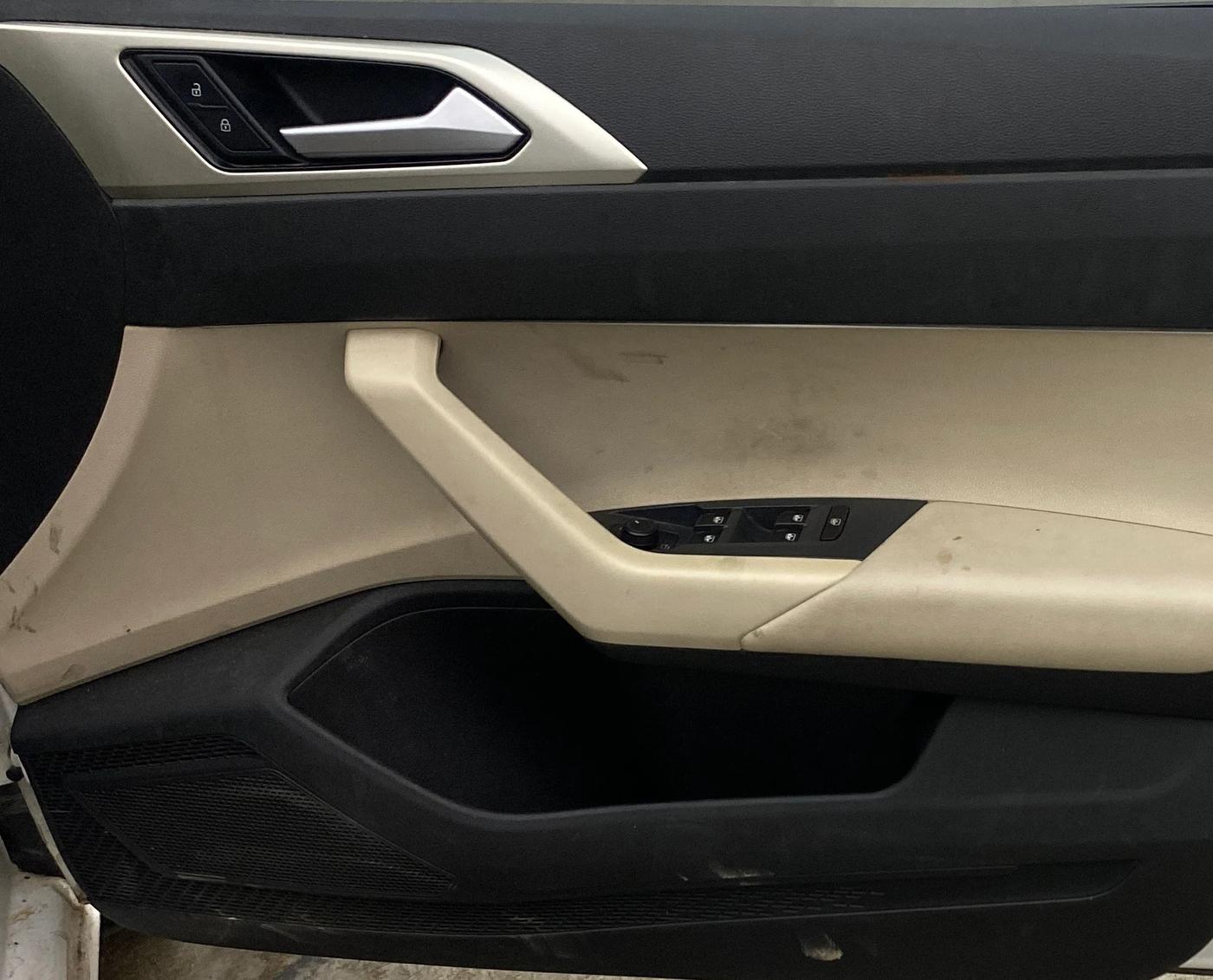 2022 Volkswagen VIRTUS TOPLINE TSI 1.0 MT, Petrol, Manual, 70,156 km, Driver Side Door Panels Control