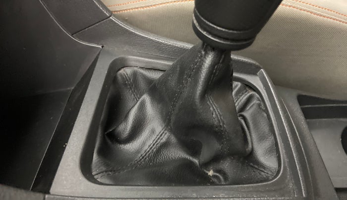2017 Maruti Vitara Brezza VDI (O), Diesel, Manual, 70,600 km, Gear lever - Boot cover slightly torn