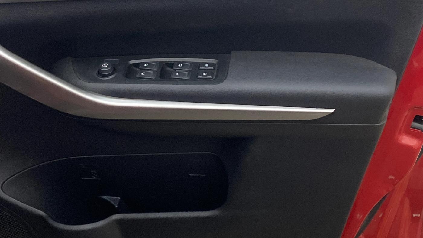 2022 Mahindra XUV700 AX 3 P MT 5 STR, Petrol, Manual, 82,103 km, Driver Side Door Panels Control