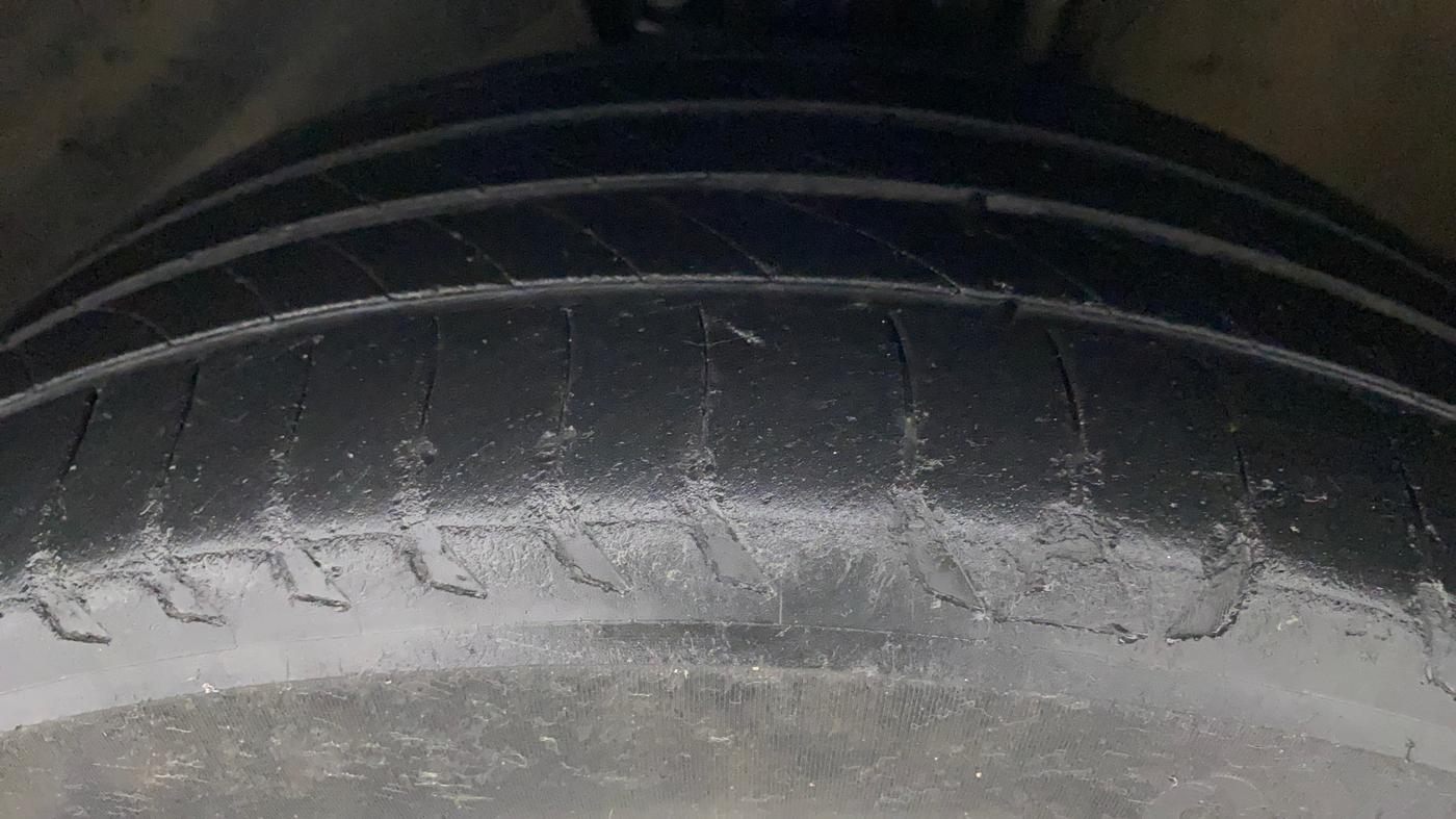 2015 Volkswagen Vento HIGHLINE 1.5 AT, Diesel, Automatic, 95,399 km, Left Front Tyre Tread