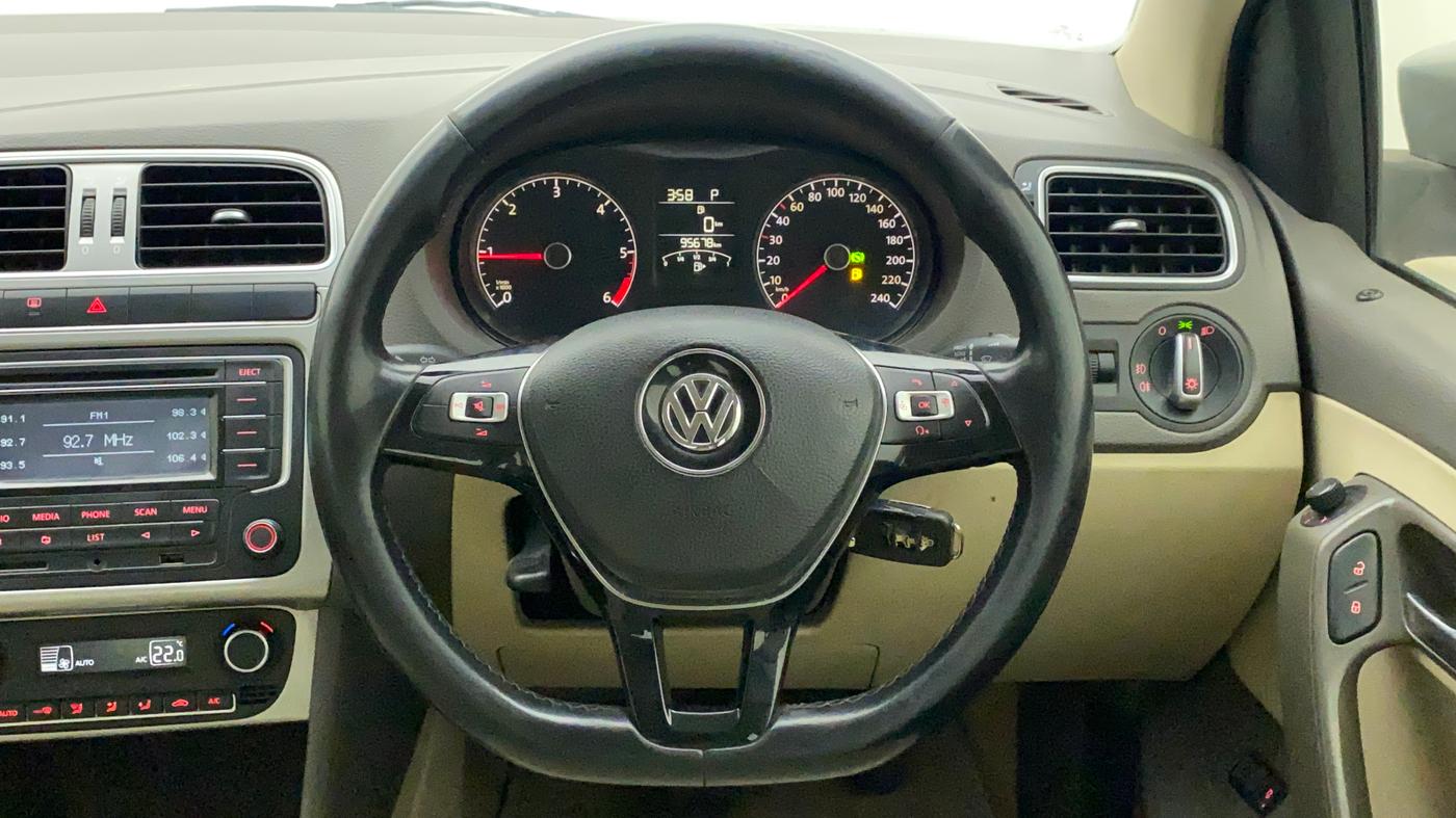 2015 Volkswagen Vento HIGHLINE 1.5 AT, Diesel, Automatic, 95,399 km, Steering Wheel Close Up