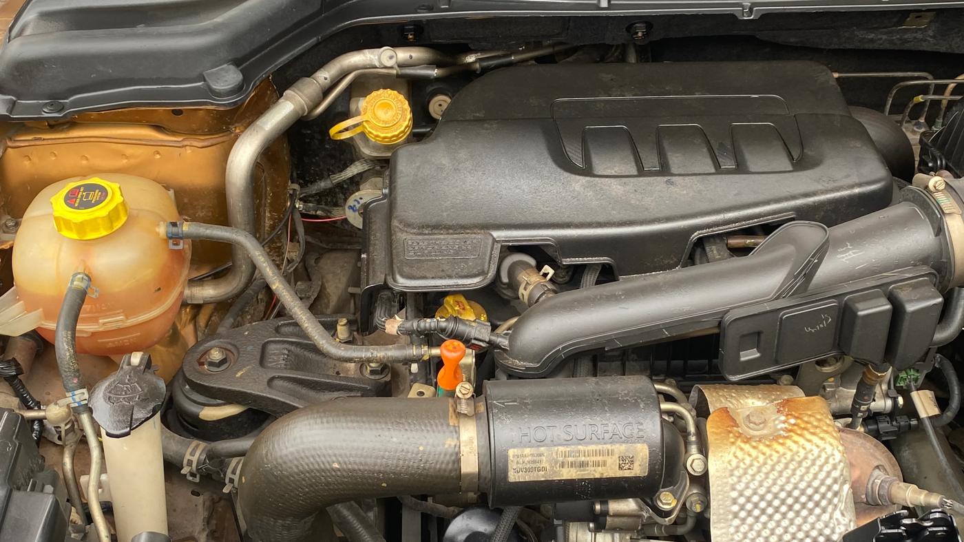 2022 Mahindra XUV300 W8(O) 1.2 PETROL DUAL TONE, Petrol, Manual, 66,105 km, Engine View - Right