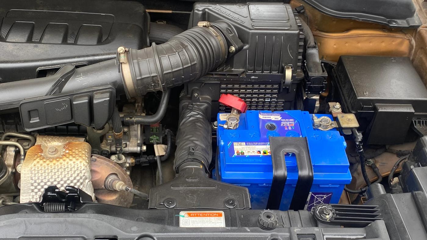 2022 Mahindra XUV300 W8(O) 1.2 PETROL DUAL TONE, Petrol, Manual, 66,105 km, Engine View - Left