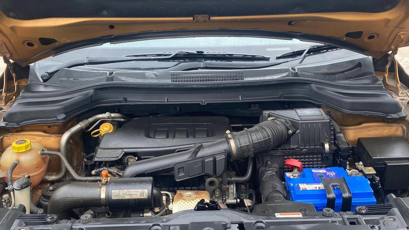 2022 Mahindra XUV300 W8(O) 1.2 PETROL DUAL TONE, Petrol, Manual, 66,105 km, Engine View
