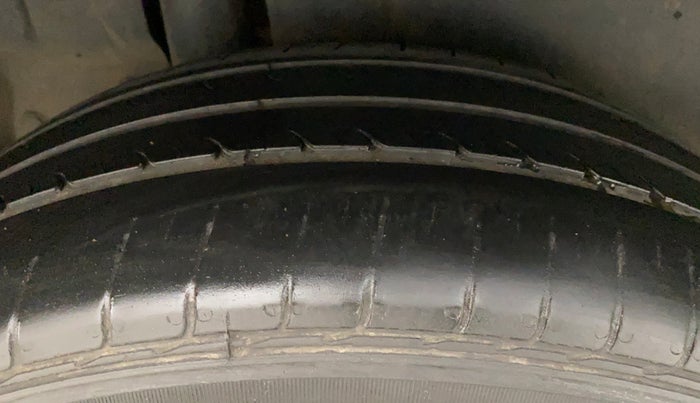 2016 Maruti Ertiga VXI, Petrol, Manual, 86,518 km, Right Rear Tyre Tread
