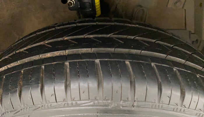 2016 Maruti Ertiga VXI, Petrol, Manual, 86,518 km, Right Front Tyre Tread