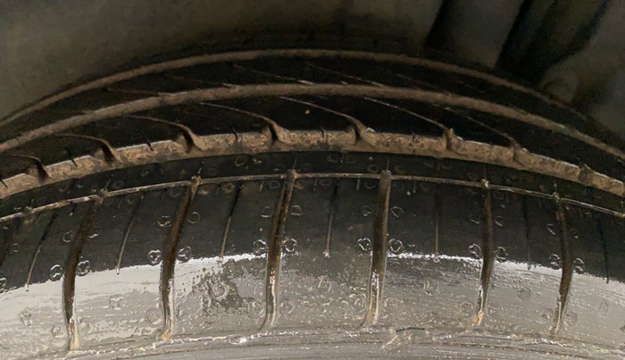 2016 Maruti Ertiga VXI, Petrol, Manual, 86,518 km, Left Rear Tyre Tread