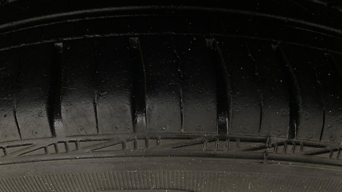2016 Volkswagen Polo HIGHLINE1.2L, Petrol, Manual, 74,301 km, Left Front Tyre Tread