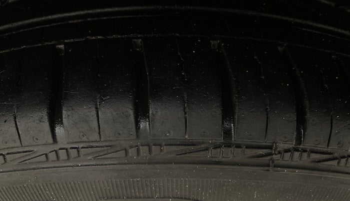 2016 Volkswagen Polo HIGHLINE1.2L, Petrol, Manual, 74,301 km, Left Front Tyre Tread