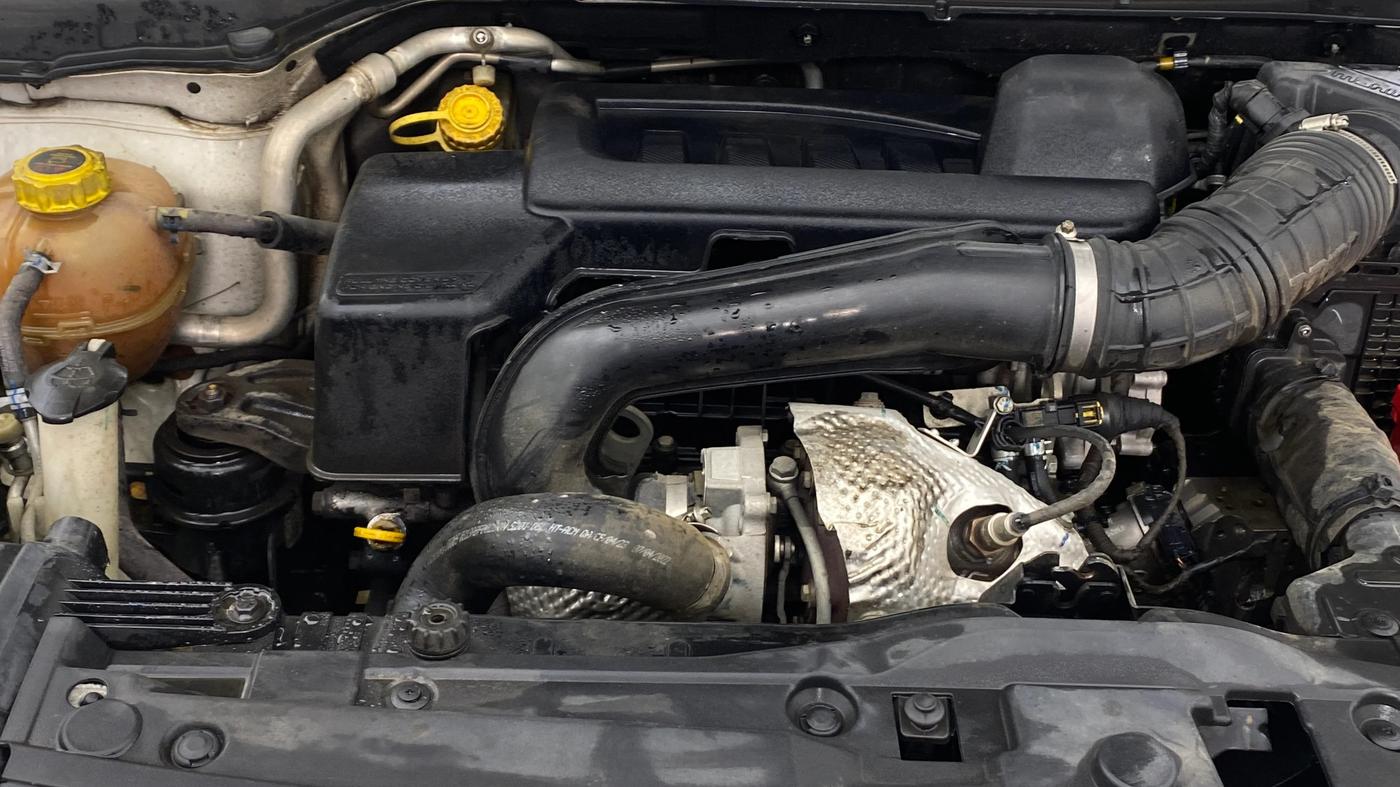 2022 Mahindra XUV300 W8 (O) 1.5 DIESEL AMT, Diesel, Automatic, 86,532 km, Engine View - Right