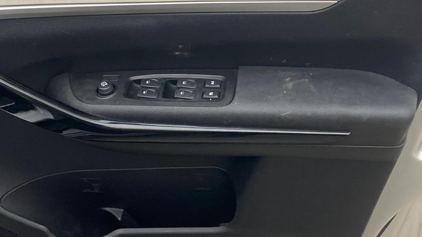 2022 Mahindra XUV700 AX 5 P MT 7 STR, Petrol, Manual, 86,107 km, Driver Side Door Panels Control