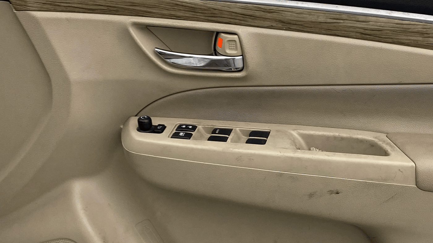 2020 Maruti Ciaz ALPHA  AT 1.5 SHVS PETROL, Petrol, Automatic, 1,09,980 km, Driver Side Door Panels Control