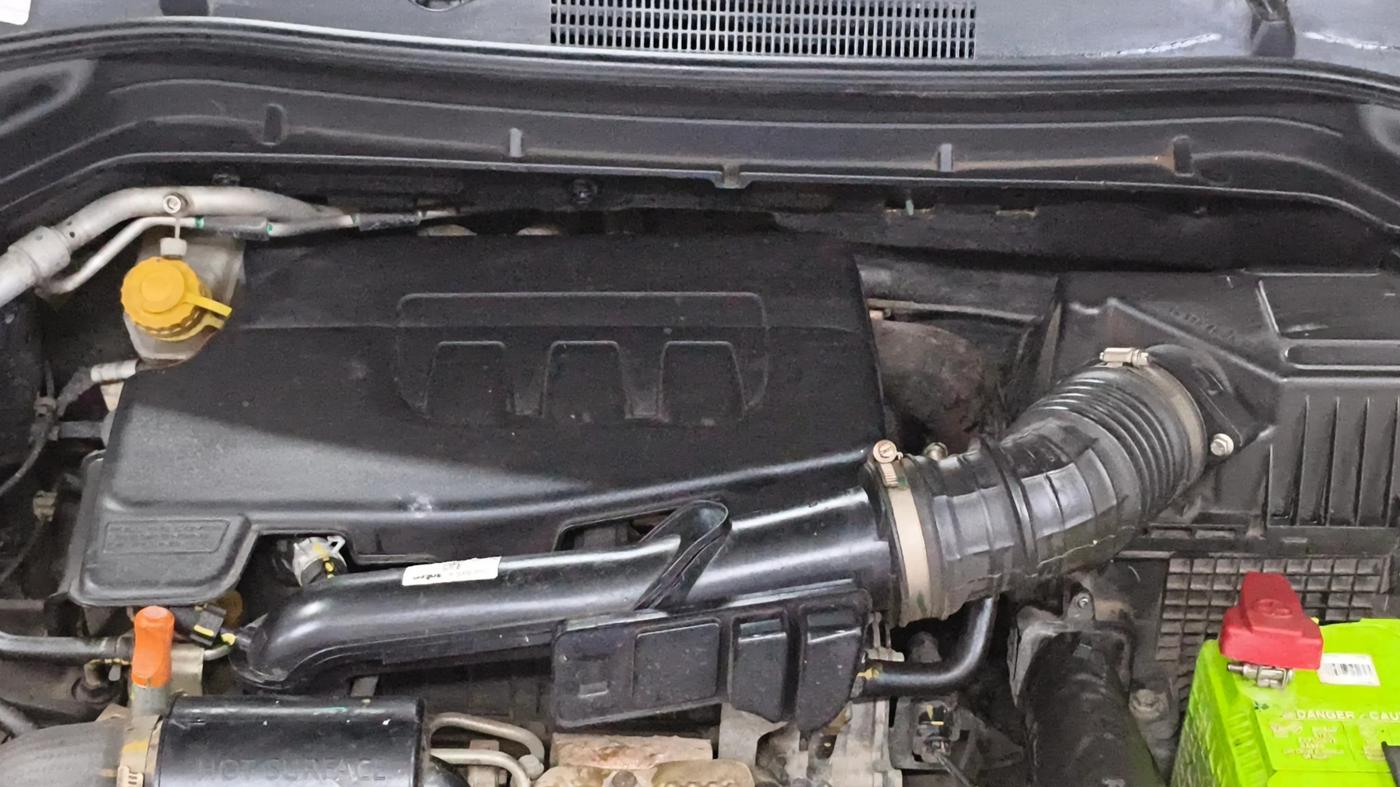 2023 Mahindra XUV300 W6 1.2 PETROL, Petrol, Manual, 36,754 km, Engine View