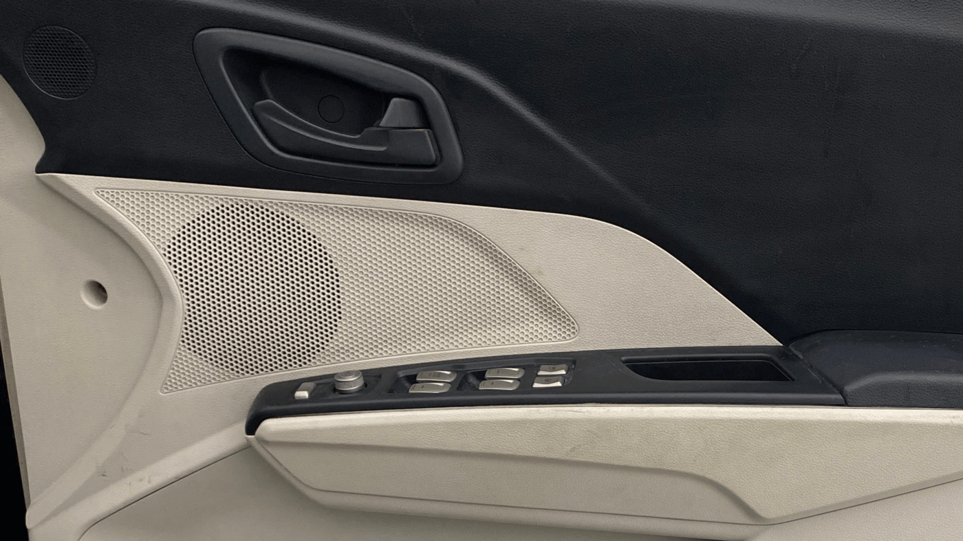2022 Mahindra XUV300 W4 1.2 PETROL, Petrol, Manual, 1,08,779 km, Driver Side Door Panels Control