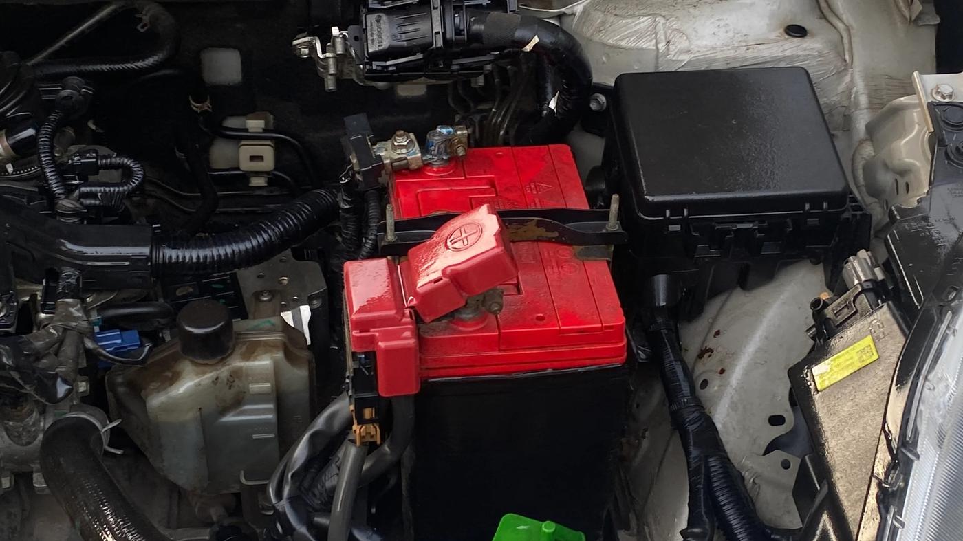 2020 Maruti Swift VXI AMT, Petrol, Automatic, 1,08,093 km, Engine View - Left