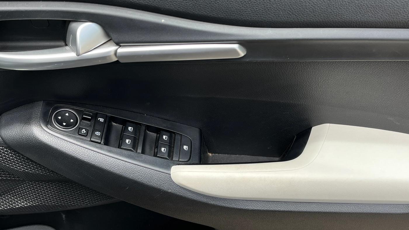 2023 KIA SELTOS HTK PLUS 1.5 IMT, Petrol, Manual, 43,995 km, Driver Side Door Panels Control