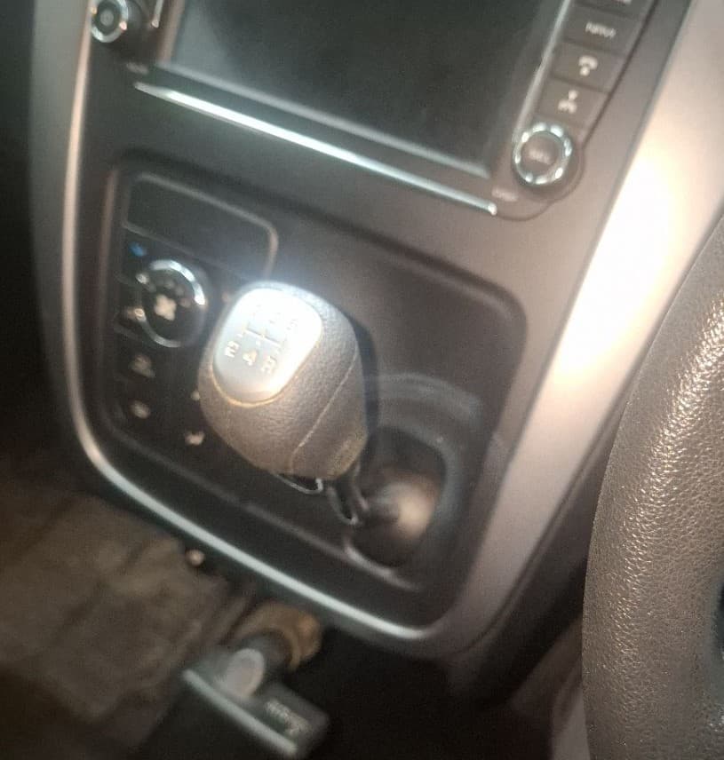 2018 Mahindra KUV 100 NXT K8 P 6 STR DUAL TONE, Petrol, Manual, 23,253 km, Gear Lever