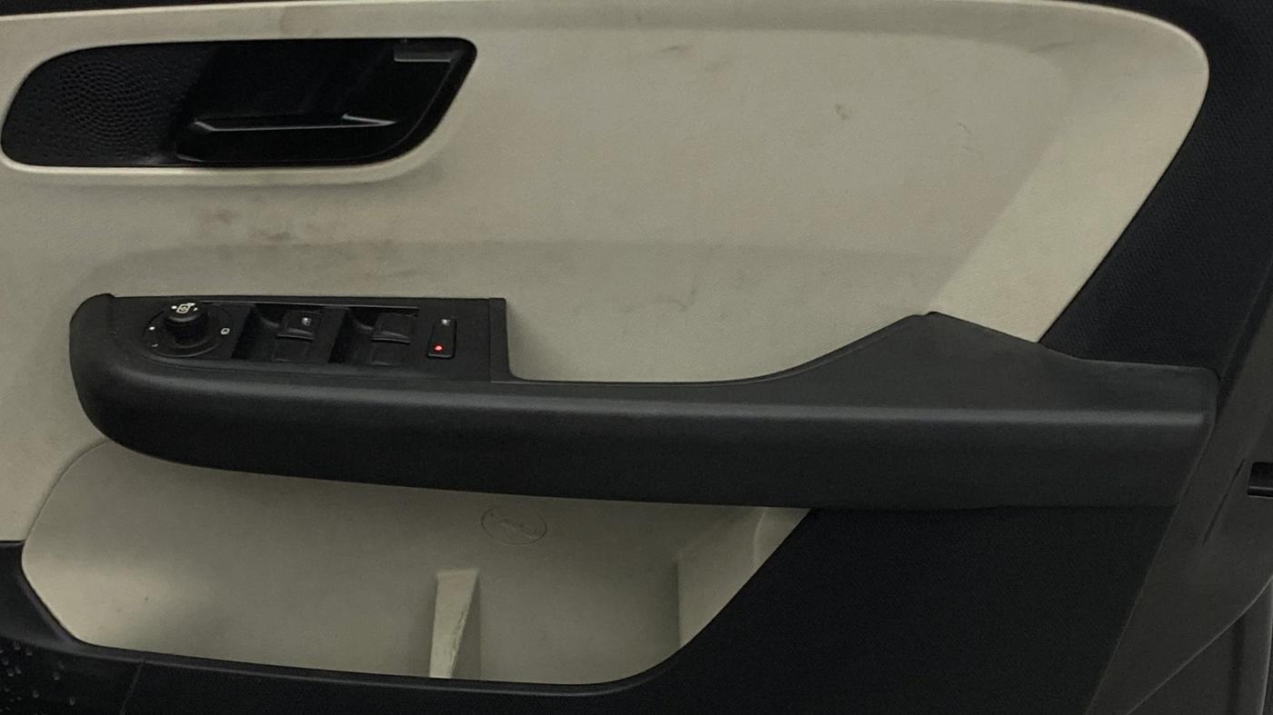 2022 Tata ALTROZ XM PLUS PETROL, Petrol, Manual, 49,469 km, Driver Side Door Panels Control