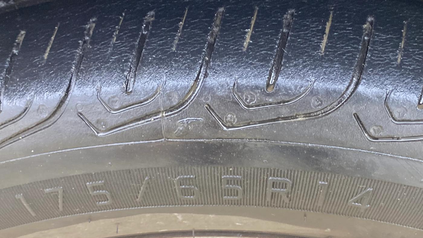 2014 Honda Brio VX AT, Petrol, Automatic, 48,502 km, Left Front Tyre Tread