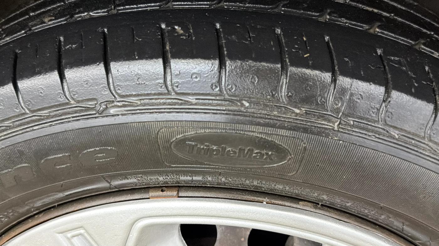2018 Tata NEXON XM PETROL, Petrol, Manual, 63,300 km, Right Front Tyre Tread