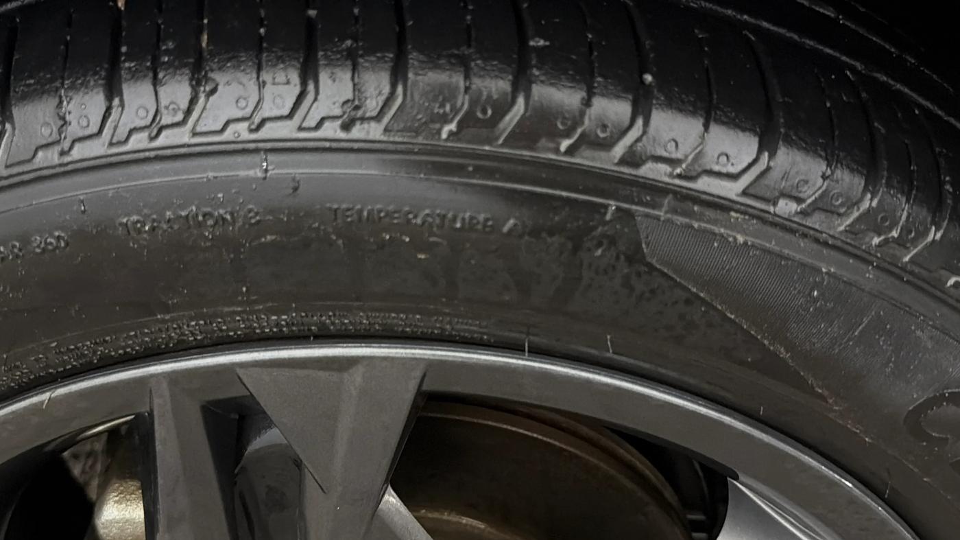 2022 Hyundai NEW I20 SPORTZ 1.2 AT, Petrol, Automatic, 41,825 km, Left Front Tyre Tread