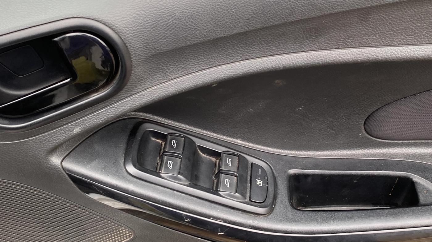 2019 Ford New Figo TITANIUM 1.2 PETROL MT, Petrol, Manual, 64,612 km, Driver Side Door Panels Control