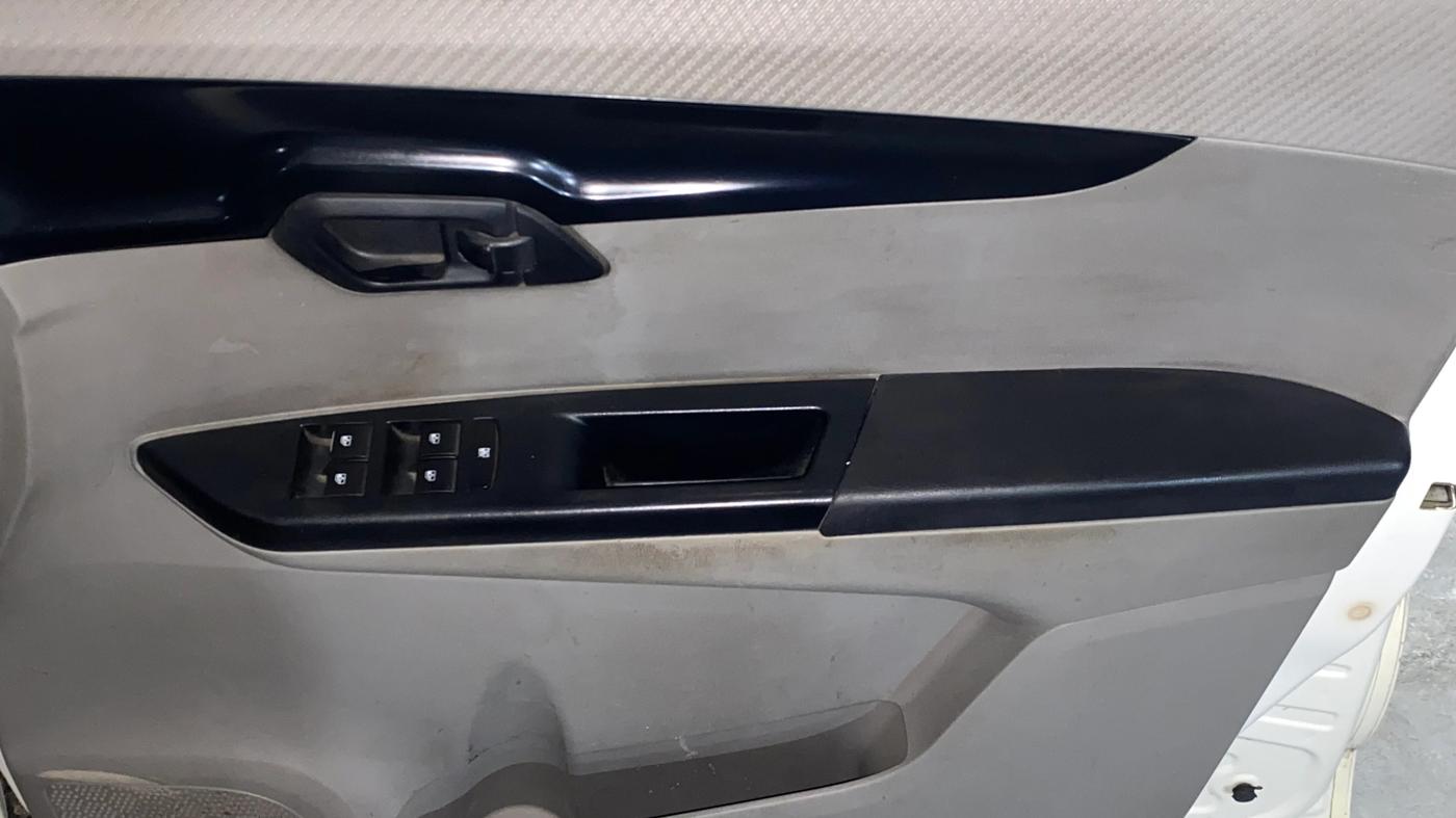 2016 Mahindra Kuv100 K4 6 STR, Petrol, Manual, 65,165 km, Driver Side Door Panels Control