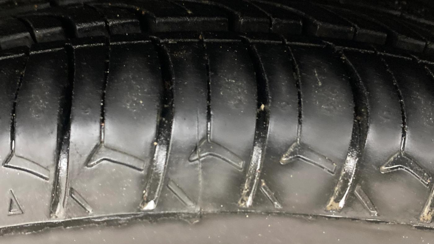 2018 Hyundai Eon SPORTZ, Petrol, Manual, 1,02,544 km, Left Front Tyre Tread
