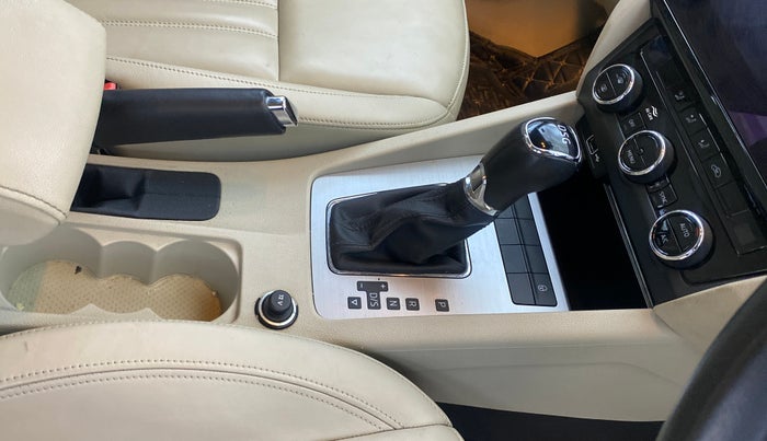 2019 Skoda Octavia STYLE 1.8 TSI AT, Petrol, Automatic, 99,250 km, Gear Lever