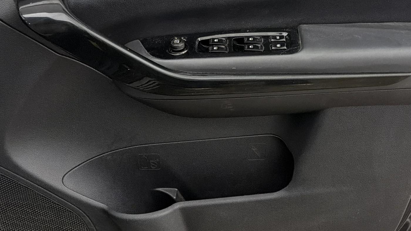 2022 Mahindra XUV700 AX 7 P AT 7 STR, Petrol, Automatic, 63,285 km, Driver Side Door Panels Control