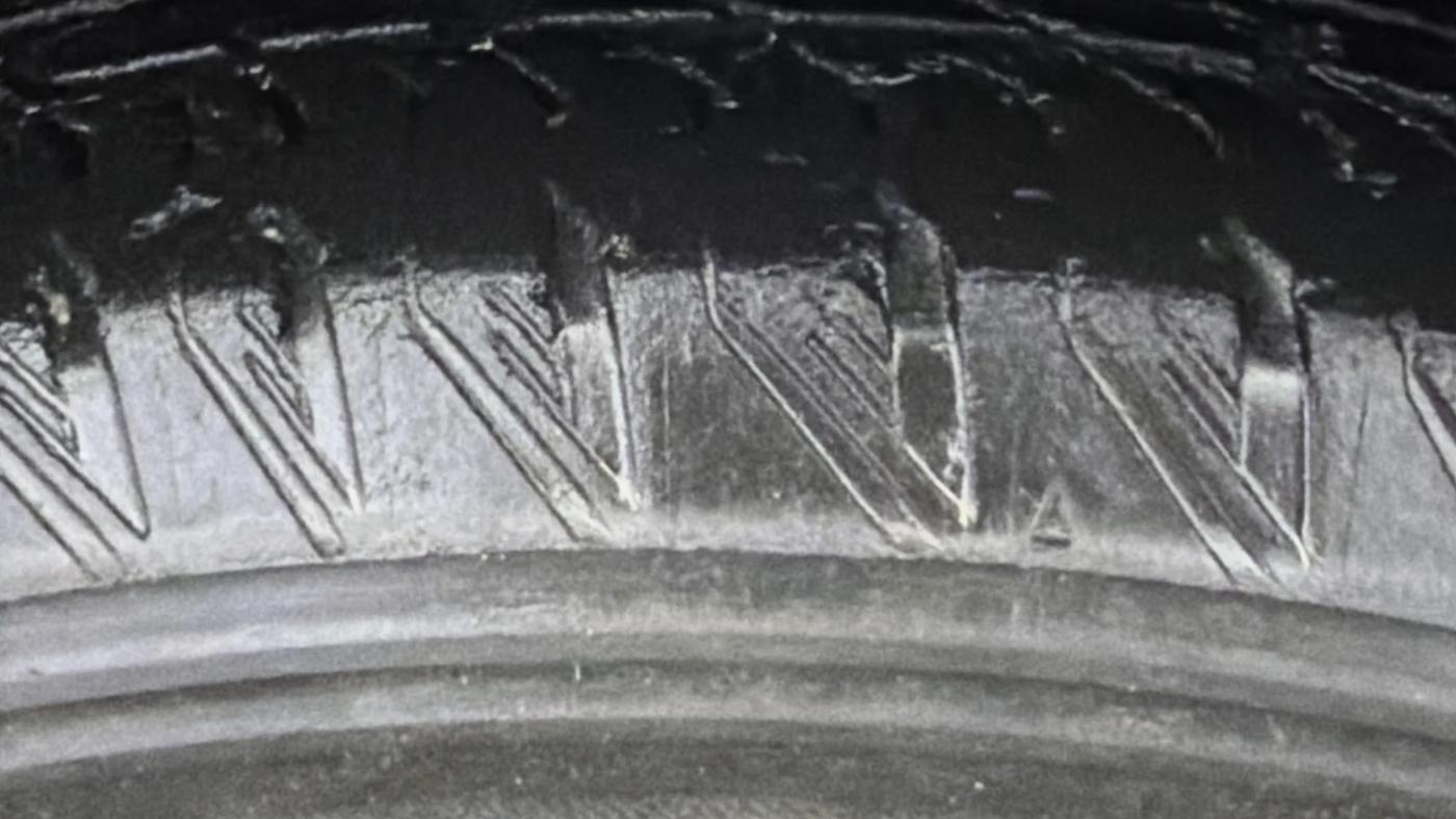 2022 Mahindra XUV700 AX 7 P AT 7 STR, Petrol, Automatic, 63,285 km, Left Front Tyre Tread