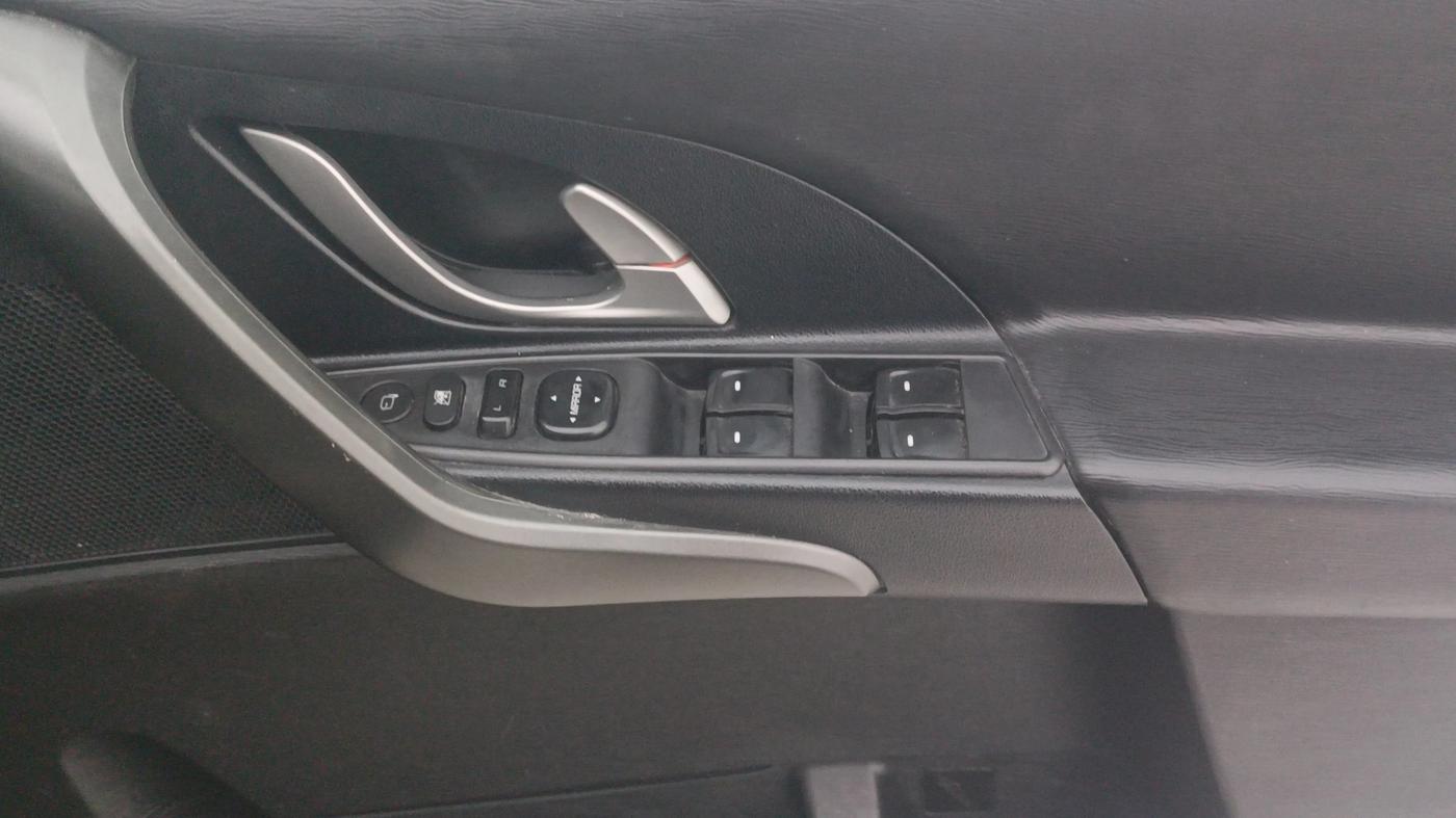 2017 Mahindra XUV500 W10, Diesel, Manual, 82,167 km, Driver Side Door Panels Control