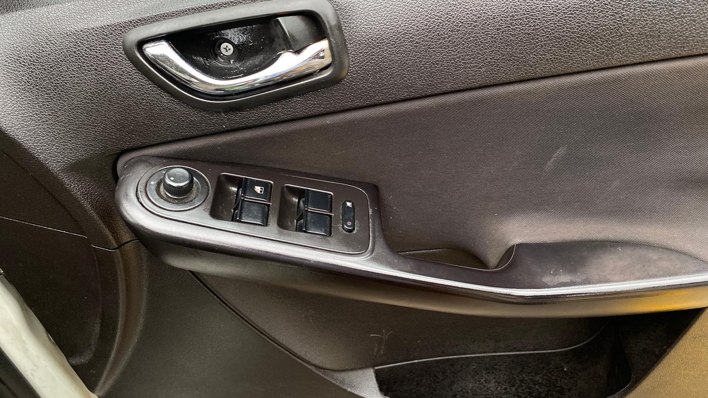 2015 Tata Zest XT PETROL, Petrol, Manual, 1,43,439 km, Driver Side Door Panels Control