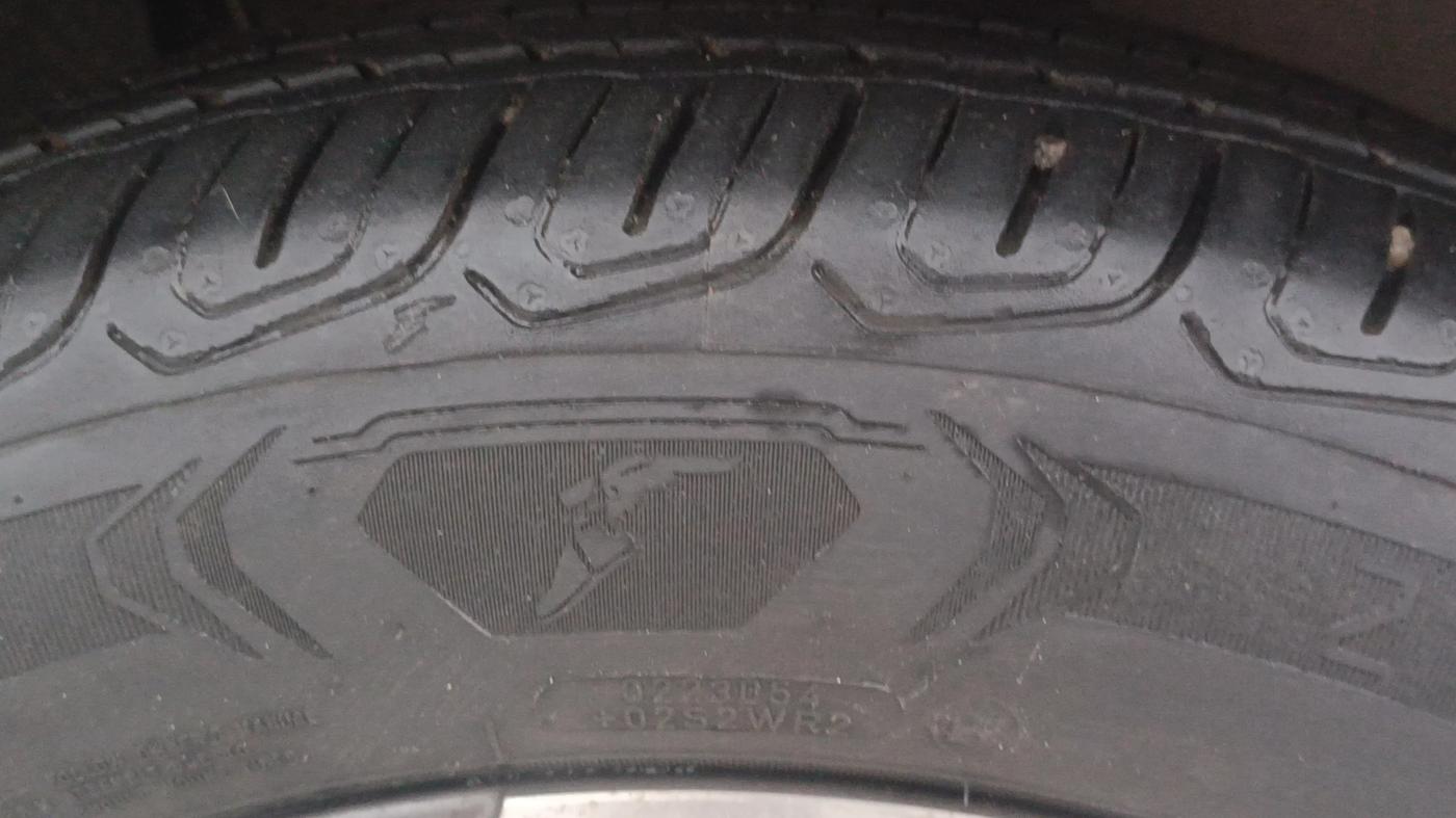 2022 Volkswagen TAIGUN TOPLINE 1.0 TSI MT, Petrol, Manual, 7,103 km, Right Front Tyre Tread