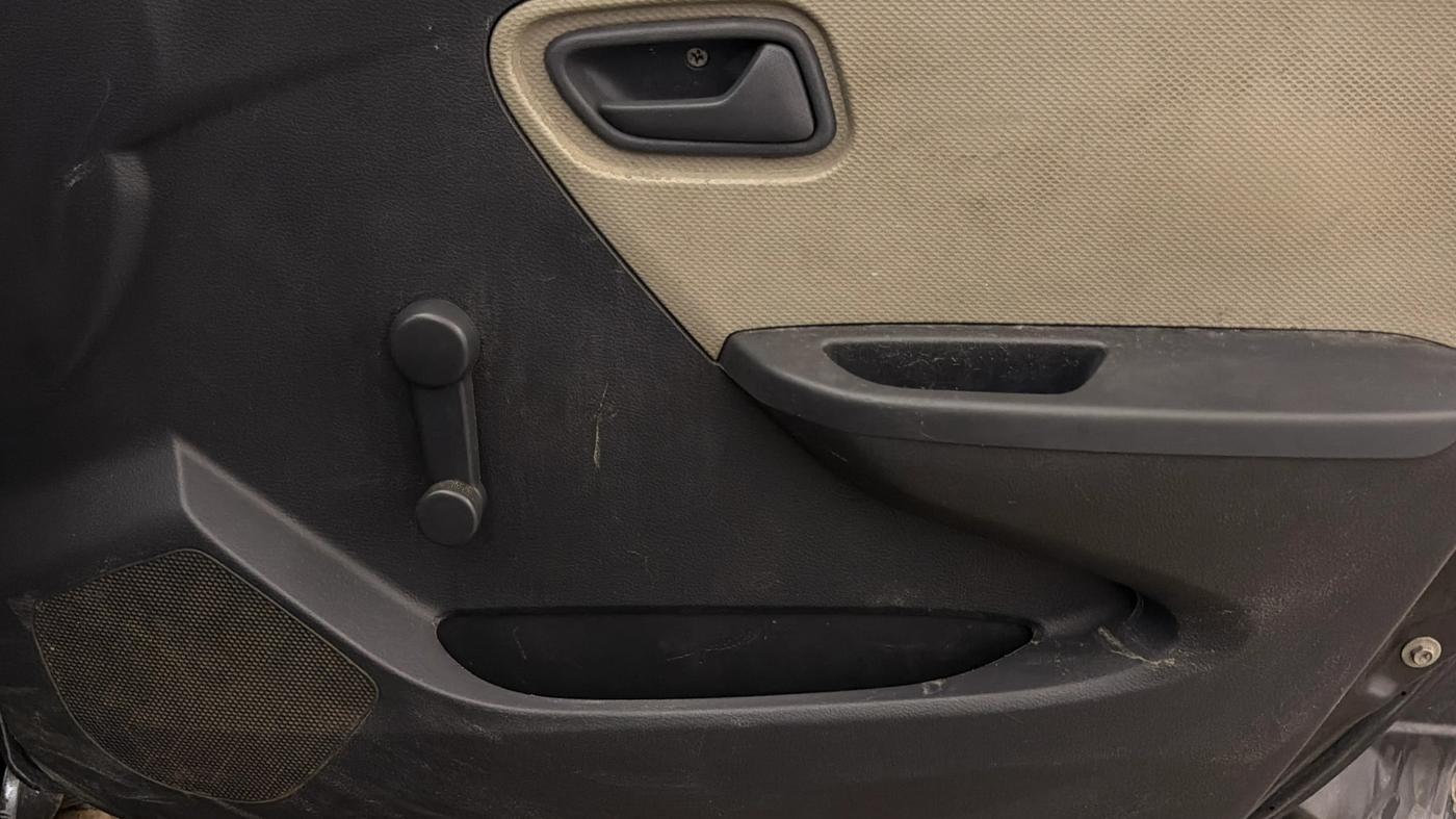 2016 Maruti Alto K10 LXI CNG, CNG, Manual, 1,10,606 km, Driver Side Door Panels Control