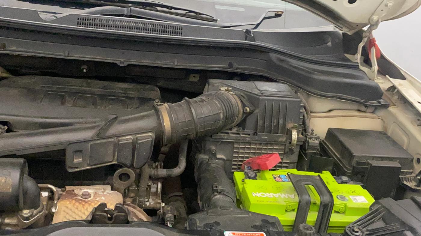 2020 Mahindra XUV300 W6 1.2 PETROL, Petrol, Manual, 1,23,203 km, Engine View - Left