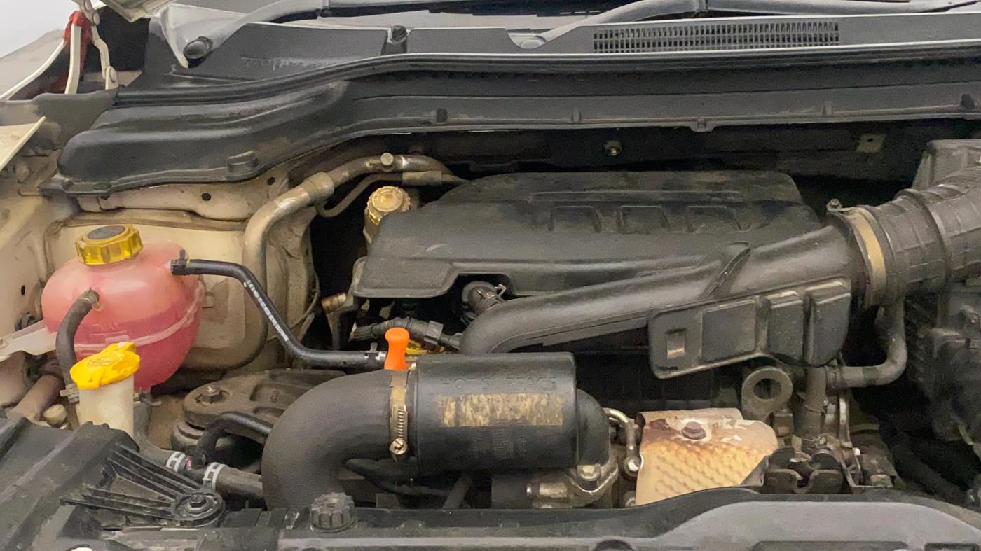 2020 Mahindra XUV300 W6 1.2 PETROL, Petrol, Manual, 1,23,203 km, Engine View - Right