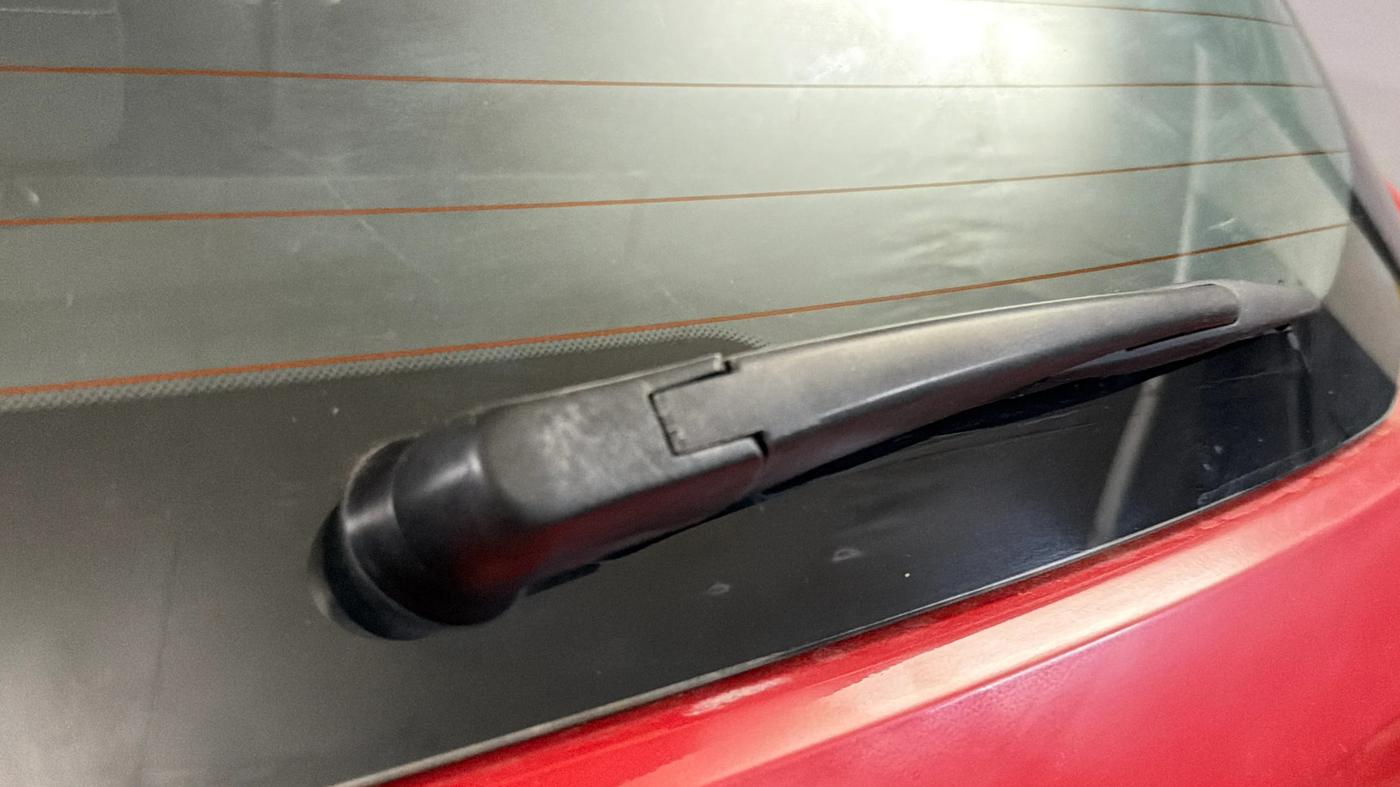 2019 Mahindra XUV300 W8 1.2 PETROL, Petrol, Manual, 1,06,801 km, Rear Wiper