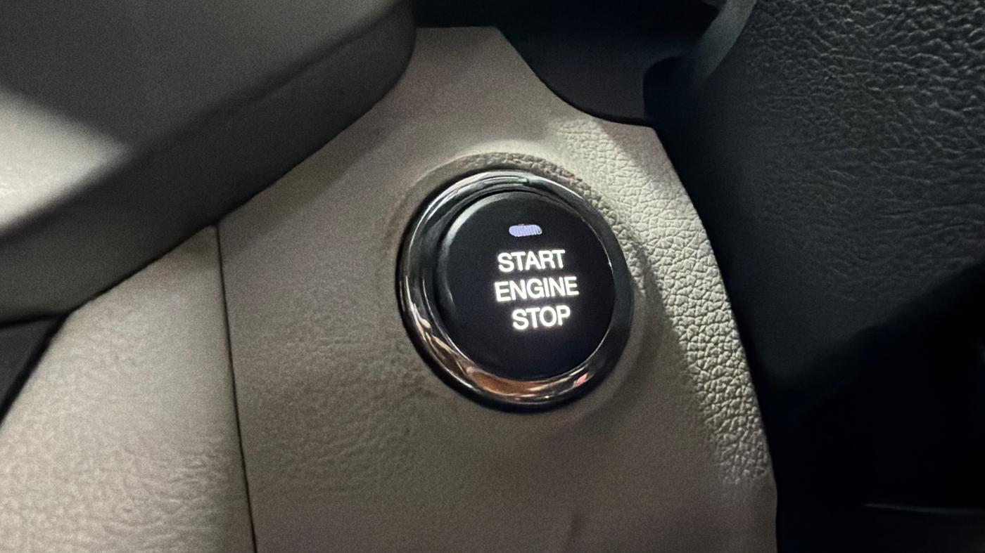2019 Mahindra XUV300 W8 1.2 PETROL, Petrol, Manual, 1,06,801 km, Keyless Start/ Stop Button