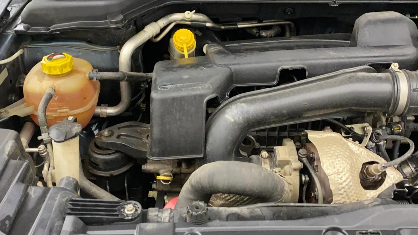 2023 Mahindra XUV300 W8 (O) 1.5 DIESEL AMT, Diesel, Automatic, 45,135 km, Engine View - Right