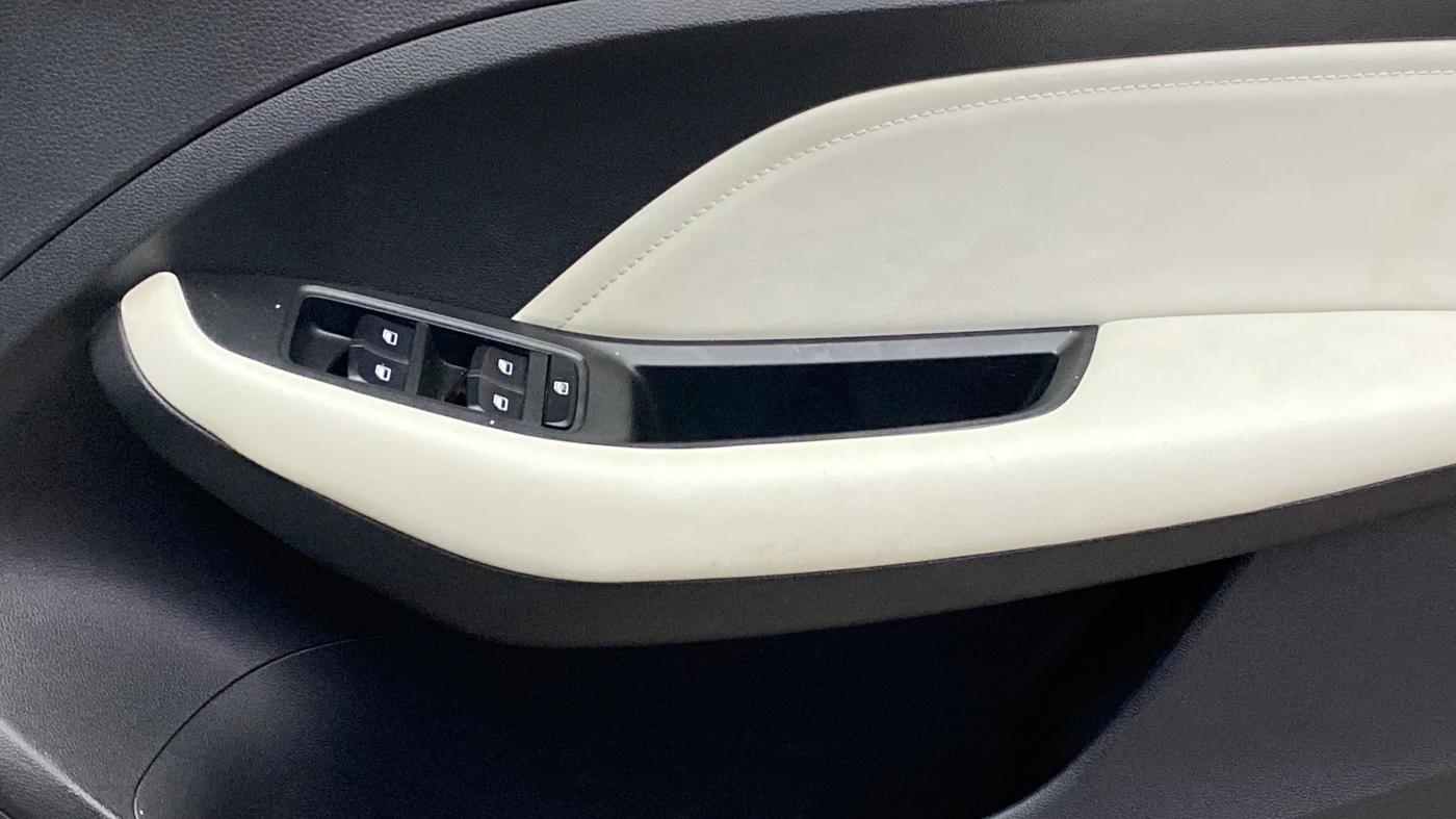 2024 MG ASTOR Sprint 1.5 MT (Ivory), Petrol, Manual, 10,081 km, Driver Side Door Panels Control