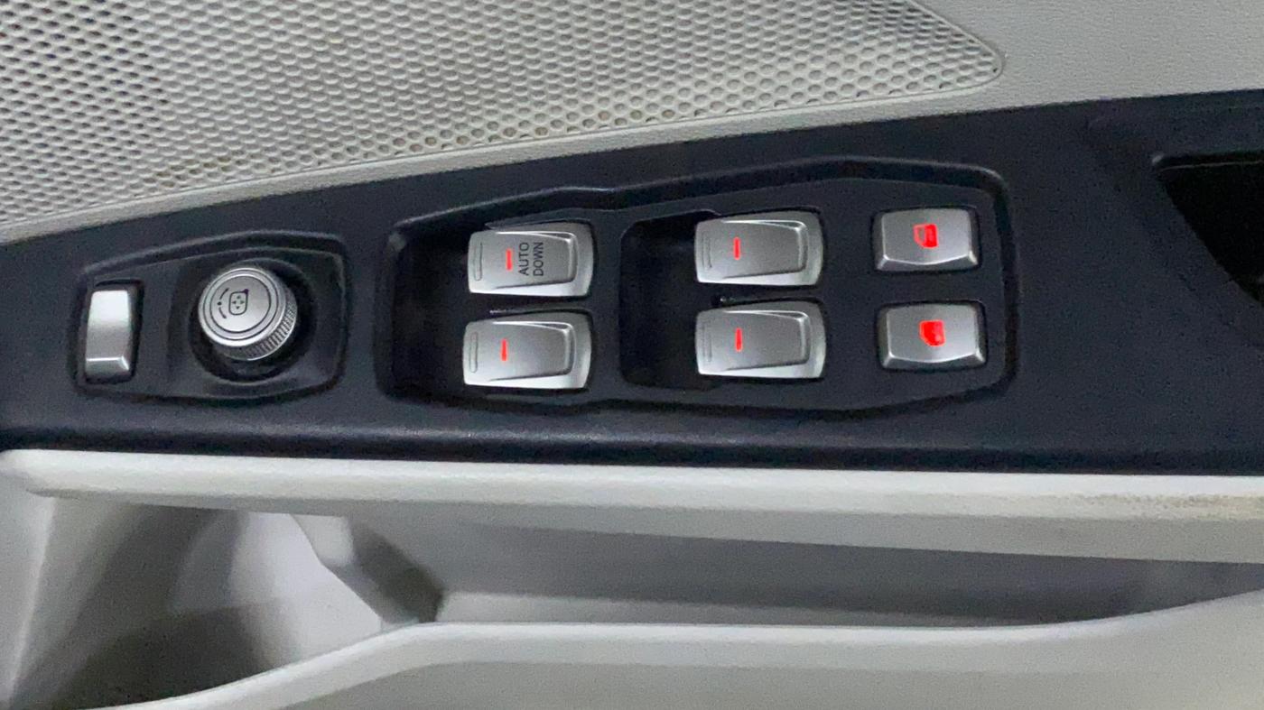 2023 Mahindra XUV300 W6 1.2 PETROL, Petrol, Manual, 41,020 km, Driver Side Door Panels Control