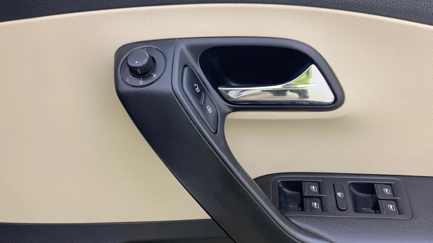 2018 Skoda Rapid STYLE 1.6 MPI AT, Petrol, Automatic, 91,861 km, Driver Side Door Panels Control
