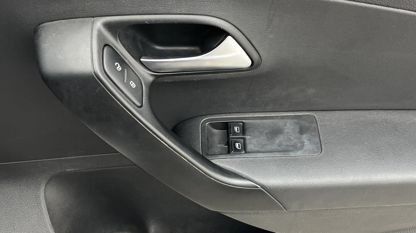 2017 Volkswagen Polo TRENDLINE 1.5L, Diesel, Manual, 79,698 km, Driver Side Door Panels Control
