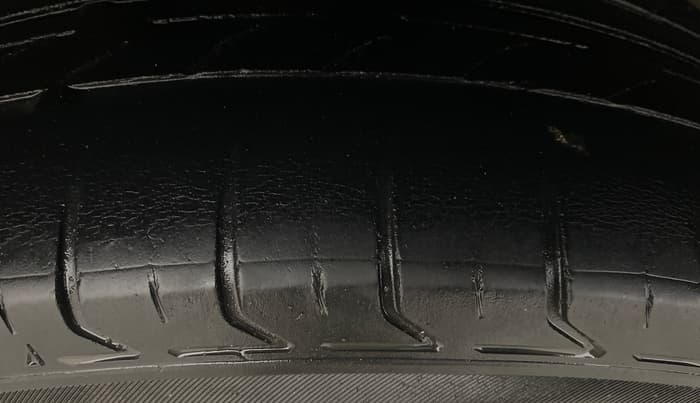 2018 Jeep Compass LIMITED 2.0 DIESEL, Diesel, Manual, 1,43,634 km, Right Rear Tyre Tread